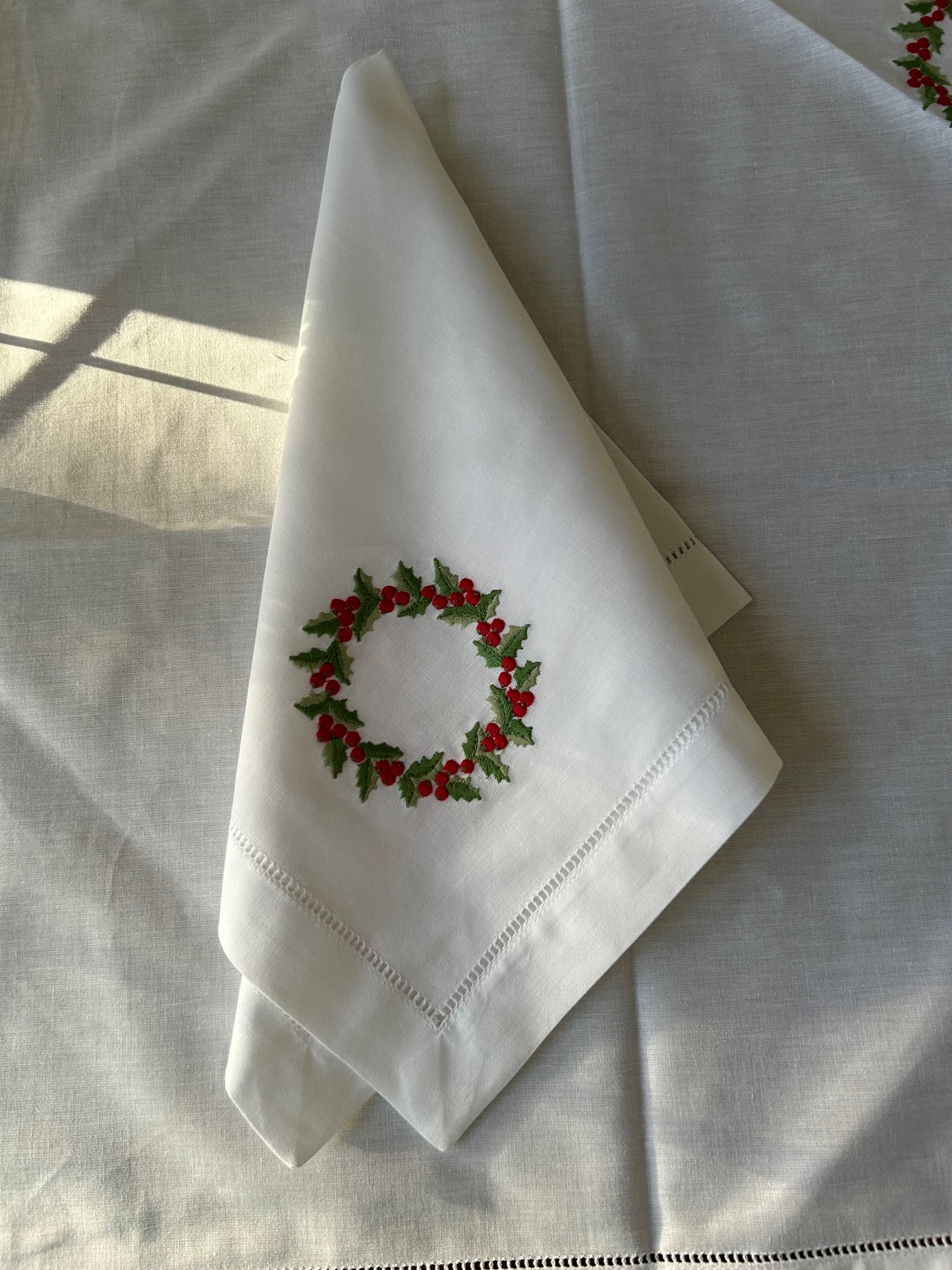 Dinner Napkin, Christmas Berry Wreath, Set of 2