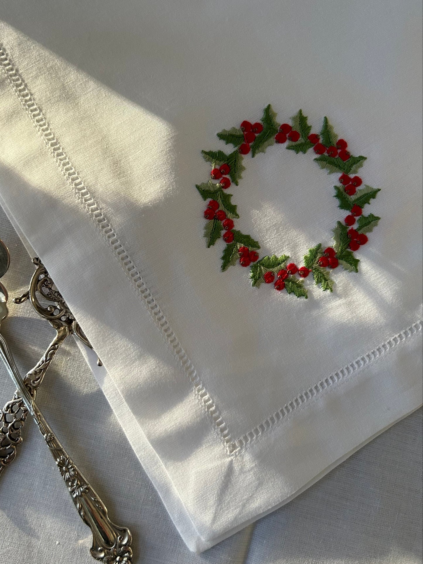 Dinner Napkin, Christmas Berry Wreath, Set of 2
